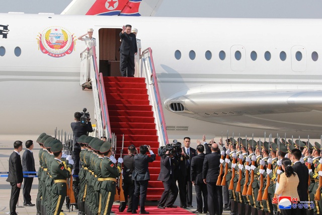 Các phương tiện phục vụ lãnh đạo quốc gia bí ẩn nhất thế giới - 2 Ông Kim Jong-un vẫy tay chào khi chuẩn bị bước xuống từ chuyên cơ tại thành phố Đại Liên (Ảnh: Reuters)
