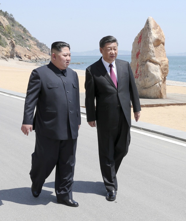 Chuyến thăm “kín tiếng” của ông Kim Jong-un tới Trung Quốc - 15
Chủ tịch Tập Cận Bình và nhà lãnh đạo Kim Jong-un tản bộ bên bờ biển tại thành phố Đại Liên.
