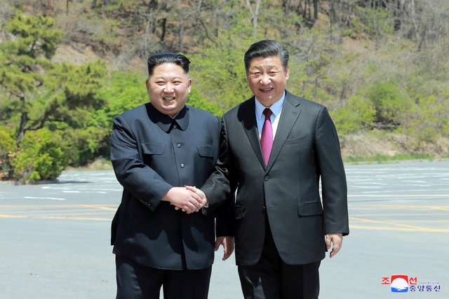 Chuyến thăm “kín tiếng” của ông Kim Jong-un tới Trung Quốc - 8 Giới phân tích nhận định cuộc gặp bất ngờ giữa nhà lãnh đạo Kim Jong-un với Chủ tịch Tập Cận Bình ngay trước thềm thượng đỉnh Mỹ - Triều đã cho thấy vai trò quan trọng của Trung Quốc trong các cuộc đàm phán nhằm phi hạt nhân hóa bán đảo Triều Tiên.