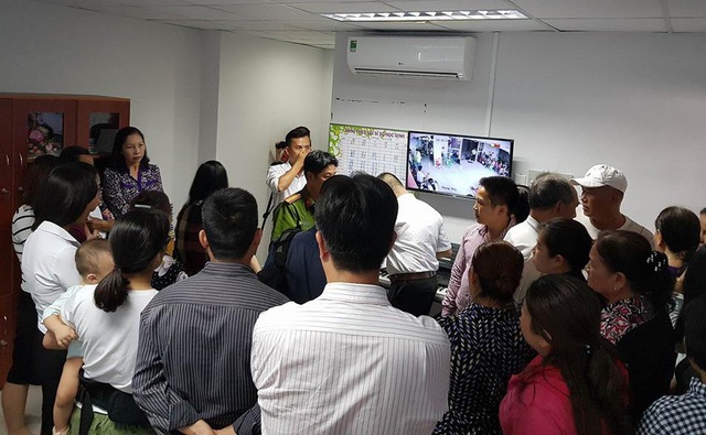 Vụ thu hồi giấy phép trường mầm non: Trường vẫn hoạt động đến hết ngày 31/5 - 1 Phụ huynh có con học tại Trường mầm non Hoàng Lam, Bình Chánh vây cơ quan quản lý trong buổi thông báo về quyết định rút giấy phép của trường vào chiều 8/5.