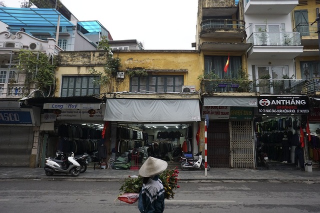 Nhà cổ Hà Nội hiện lên rõ ràng trong ngày vắng đầu năm - 6
Phố Hàng Đào cổ kính.
