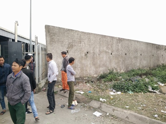 Hàng trăm người dân chặn xe phản đối chính quyền “bán” đường dân sinh - 5 Con đường dân sinh của người dân bị doanh nghiệp xây tường ngăn không cho qua lại, người dân phản đối vì chính quyền bán giá cao nhưng dân không hề hay biết.