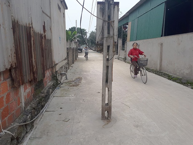 “Quái lạ” những cột điện mọc chình ình giữa đường - 1
Có rất nhiều cột điện mọc chình ình giữa đường đang là nỗi lo lắng của người dân.
