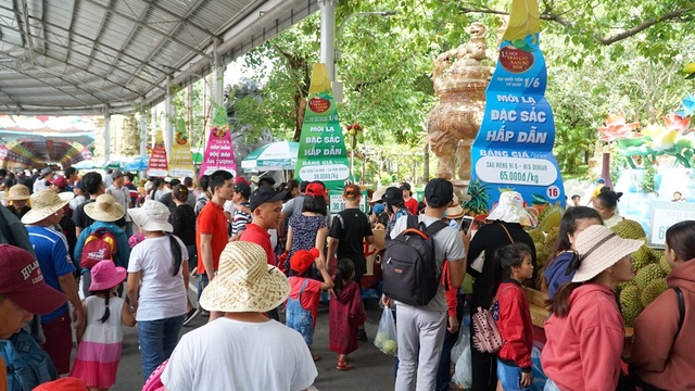 Hàng chục ngàn du khách chen chân trong ngày khai mạc lễ hội Trái cây Nam bộ 2018
