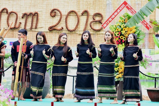 Độc đáo món bánh xèo làm từ quả gấc - 9 Ngoài các đơn vị kinh doanh ẩm thực ở khu vực Nam bộ, để góp thêm sự phong phú về đặc sản các vùng miền, Ban tổ chức cũng nhận được sự tham dự của các tỉnh từ khu vực Tây Nguyên, Bình Thuận, Ninh Thuận, Quảng Nam, Huế.