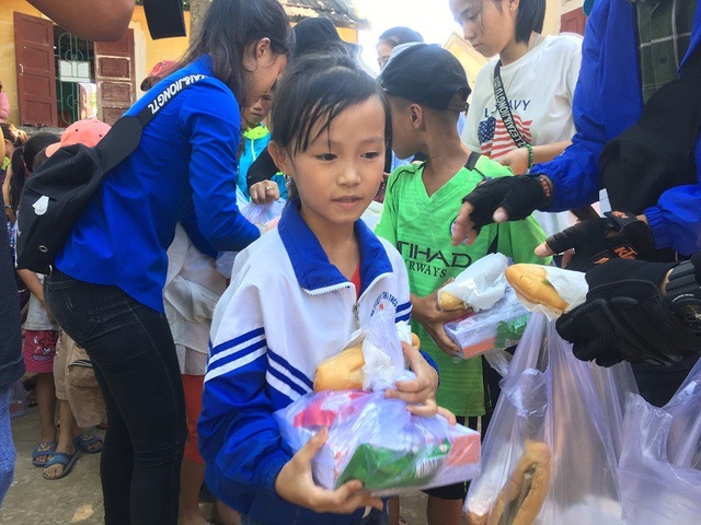 Niềm vui trong ngày Tết Thiếu nhi của trẻ em dân tộc Vân Kiều - 1 Niềm vui trong ngày Tết Thiếu nhi của trẻ em dân tộc Vân Kiều - 1
