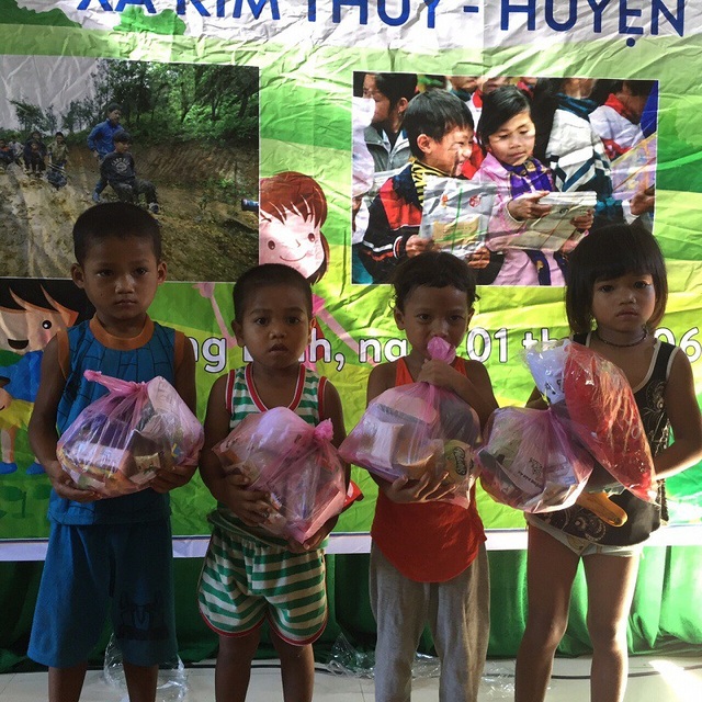 Niềm vui trong ngày Tết Thiếu nhi của trẻ em dân tộc Vân Kiều - 5 Những món quà sẽ là niềm động viên tinh thần các em nhỏ Vân Kiều trong ngày Tết Thiếu nhi