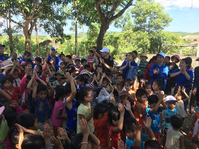 Niềm vui trong ngày Tết Thiếu nhi của trẻ em dân tộc Vân Kiều - 3 Các em thiếu nhi vui vẻ múa hát và chơi trò chơi cùng các tình nguyện viên của CLB Trái Tim Hồng