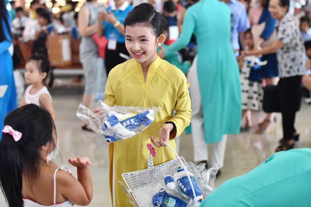 Hành trình “Từ đôi tay đến trái tim” truyền cảm hứng tới các bạn thiếu nhi - 5 Món quà phi cơ nhí Vietnam Airlines do những người có hoàn cảnh đặc biệt tạo ra được gửi tặng các hành khách nhí nhân dịp Têt thiếu nhi 1/6