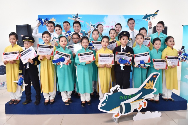 Hành trình “Từ đôi tay đến trái tim” truyền cảm hứng tới các bạn thiếu nhi - 3 Các em nhỏ trong trang phục tiếp viên hàng không