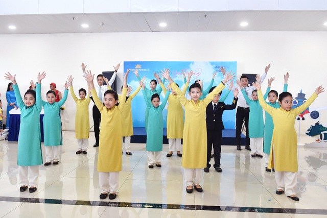 Hành trình “Từ đôi tay đến trái tim” truyền cảm hứng tới các bạn thiếu nhi - 2 Tiết mục biểu diễn của các tiếp viên nhí Vietnam Airlines thu hút sự chú ý của các hành khách có mặt tại sân bay Nội Bài