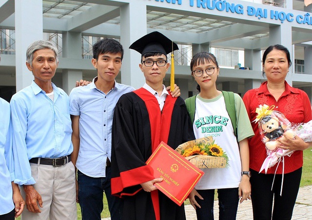 Câu chuyện xúc động về bức ảnh nữ sinh lội ruộng chụp ảnh cùng cha ngày bế giảng - 3 Gia đình nhà Tươi