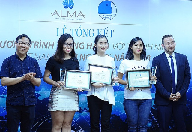 Á khôi và Top 5 Hoa khôi Sinh viên giành học bổng 130 triệu đồng đi Israel - 1
Phương Đông và Nguyễn Thị Quỳnh Nga (hai bạn mặc áo màu trắng) giành được học bổng học tập tại Israel trị giá 130 triệu đồng