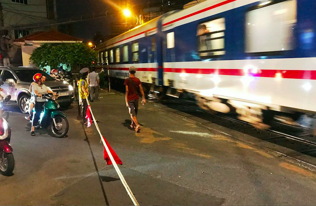 Thót tim khi ôtô tông thanh chắn tàu hỏa, lao qua đường ray ở Sài Gòn - 2 Thót tim khi ôtô tông thanh chắn tàu hỏa, lao qua đường ray ở Sài Gòn - 2