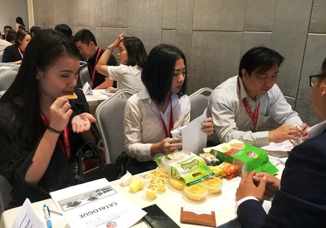 Khách quốc tế "ngả mũ" trước sầu riêng, sữa chua Việt Nam - 2 Các đối tác quốc tế nếm thử sản phẩm đến từ Việt Nam tại ThaiFex