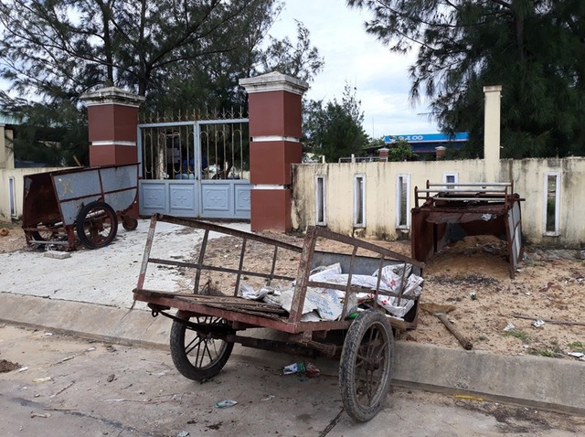 “Bãi rác” trước cửa ngõ xã bốc mùi hôi thối - 3 Xe thu gom rác thô sơ, hư hỏng...