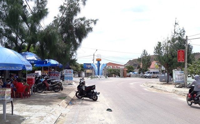 “Bãi rác” trước cửa ngõ xã bốc mùi hôi thối - 1
Xã Nhơn Lý đang phát triển du lịch mạnh nhờ dự án nghỉ dưỡng cao cấp FLC, nhưng lại đang bất cập trong vấn đề xử lý rác thải không chỉ ảnh hưởng môi trường sống mà cả môi trường du lịch ở địa phương này.