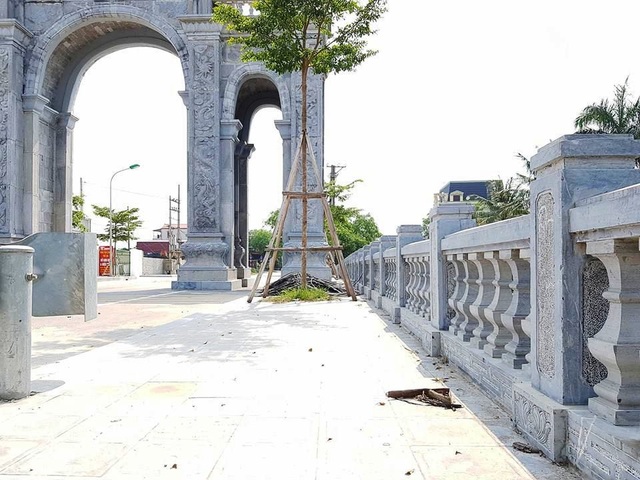 
Xung quanh chiếc cổng làng, vỉa hè, lan can cũng được lát và làm bằng đá xanh. Đây là chiếc cổng làng lớn bậc nhất ở Ninh Bình hiện nay với số tiền đầu tư cũng vào bậc lớn nhất.
