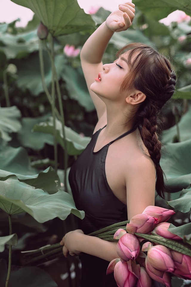 Ngắm vẻ đẹp xuân thì của thiếu nữ tuổi 18 bên đầm sen - 10 Ngắm vẻ đẹp xuân thì của thiếu nữ tuổi 18 bên đầm sen - 10