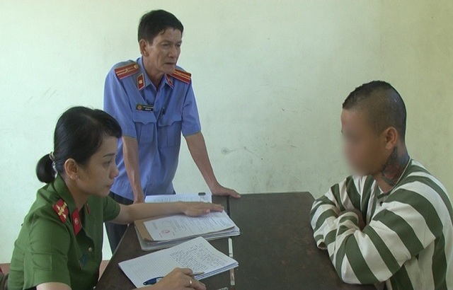 Bắt "yêu râu xanh" liên tiếp giao cấu với thiếu nữ 14 tuổi - 1 Nguyễn Quốc H. (phải) tại cơ quan công an