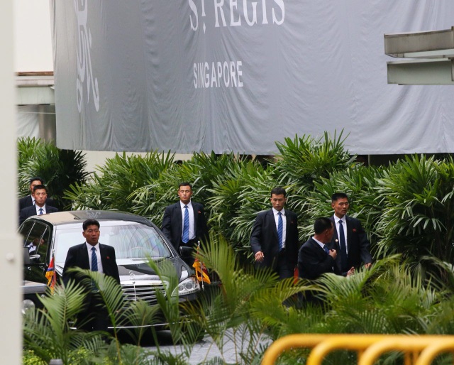 12 vệ sĩ chạy bộ tháp tùng ông Kim Jong-un về khách sạn tại Singapore - 7 Các vệ sĩ này được lựa chọn dựa trên nhiều tiêu chí như ngoại hình, sức khỏe, khả năng võ thuật, tài bắn súng. (Ảnh: Straitstimes)