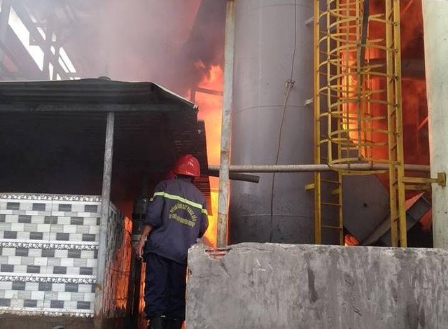 Cột khói hàng chục mét bốc lên sau tiếng nổ lớn tại xưởng dệt nhuộm - 1 Cảnh sát PCCC tiếp cận nơi xảy ra cháy