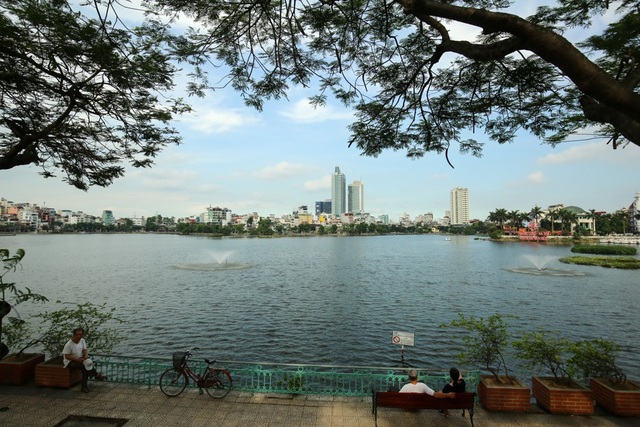 "Ngắm" Hà Nội từ góc nhìn trên xe buýt 2 tầng - 9
Hồ Trúc Bạch.