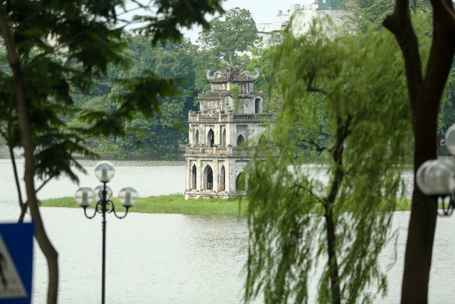 "Ngắm" Hà Nội từ góc nhìn trên xe buýt 2 tầng - 3
Hồ Gươm, tháp Rùa.