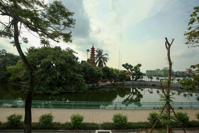 "Ngắm" Hà Nội từ góc nhìn trên xe buýt 2 tầng - 10
Chùa Trấn Quốc.