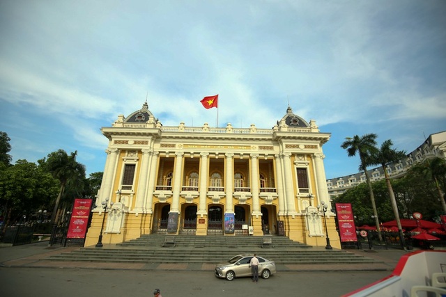 "Ngắm" Hà Nội từ góc nhìn trên xe buýt 2 tầng - 15
Nhà hát Lớn Hà Nội.