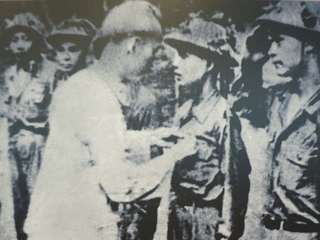 Phần thưởng Bác Hồ dành cho chiến sĩ Điện Biên - 1 Chủ tịch Hồ Chí Minh thưởng huy hiệu Chiến sĩ Điện Biên Phủ cho cán bộ, chiến sĩ lập công, tham gia chiến đấu ở mặt trận Điện Biên Phủ, VIệt Bắc, tháng 5/1954. (Ảnh: Bảo tàng Hồ Chí Minh).