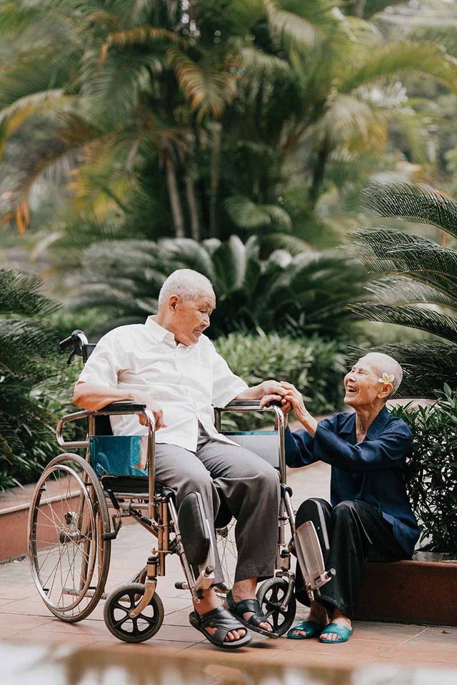 Chuyện tình cảm động sau bộ ảnh kỷ niệm 65 năm ngày cưới bên xe lăn - 12 Chuyện tình cảm động sau bộ ảnh kỷ niệm 65 năm ngày cưới bên xe lăn - 12
