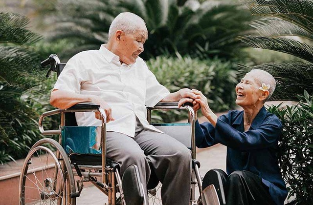 Chuyện tình cảm động sau bộ ảnh kỷ niệm 65 năm ngày cưới bên xe lăn - 9 Chuyện tình cảm động sau bộ ảnh kỷ niệm 65 năm ngày cưới bên xe lăn - 9