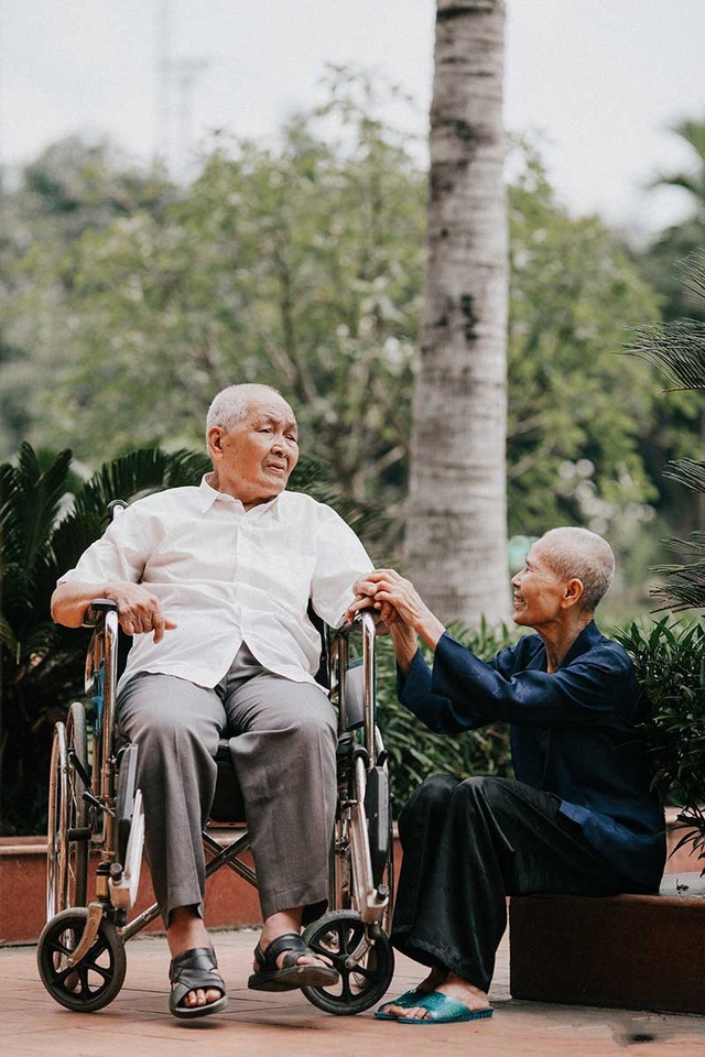 Chuyện tình cảm động sau bộ ảnh kỷ niệm 65 năm ngày cưới bên xe lăn - 7 Chuyện tình cảm động sau bộ ảnh kỷ niệm 65 năm ngày cưới bên xe lăn - 7