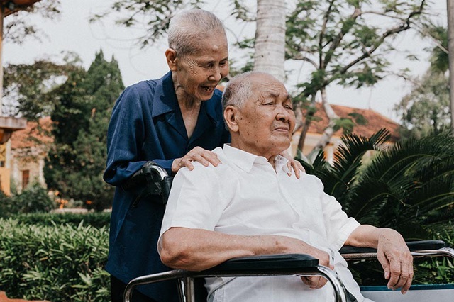 Chuyện tình cảm động sau bộ ảnh kỷ niệm 65 năm ngày cưới bên xe lăn - 2 Theo anh Trần Nam chia sẻ, vì thính lực suy giảm nên ông Nai rất khó khăn để nghe được hết những điều người khác nói, thế nhưng bà Sâm vẫn hằng ngày nhẹ nhàng chuyện trò tâm tình cùng người bạn đời của mình.