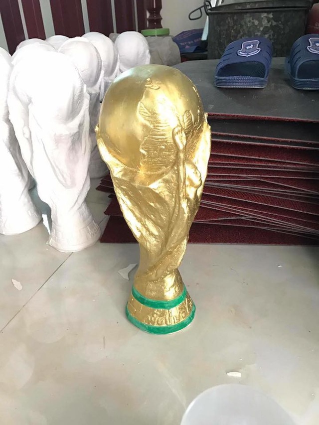 Việt Nam có bản quyền World Cup, làng Bát Tràng rộn rã sản xuất cúp vàng - 1 Mỗi nhà trong làng lại có một khuôn riêng để làm, nên không tránh khỏi sự cố sai chữ như World Cup thành Would Cup
