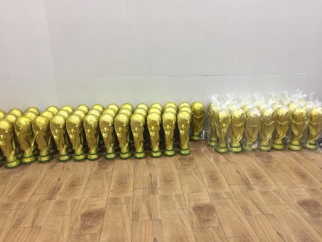 Việt Nam có bản quyền World Cup, làng Bát Tràng rộn rã sản xuất cúp vàng - 6 Mỗi ngày, một nhà làm cúp phải cho ra lò cả trăm chiếc