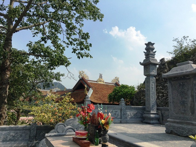 Nổ mìn khai thác đá ngay cạnh, danh thắng chùa Hàn Sơn lâm nguy - 1 Chùa Hàn Sơn được xây dựng tại Thần Phù Hải khẩu (cửa biển Thần Phù) năm 1797, nay thuộc thôn Chính Đại, xã Nga Điền, Nga Sơn, Thanh Hóa. Đây là một di tích, danh thắng nổi tiếng tại Thanh Hóa