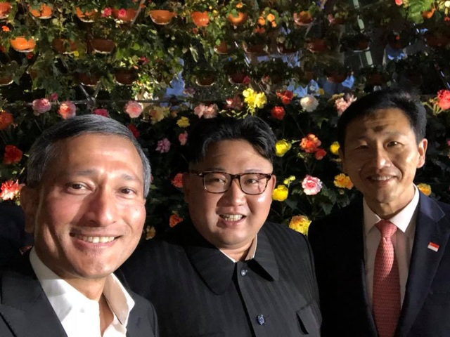Ảnh “tự sướng” của ông Kim Jong-un gây “bão” mạng - 1 Ngoại trưởng Singapore Vivian Balakrishnan (bên trái) và nhà lãnh đạo Triều Tiên Kim Jong-un (giữa) chụp ảnh tự sướng cùng nhau tại Singapore. (Ảnh: Facebook/Vivian Balakrishnan )