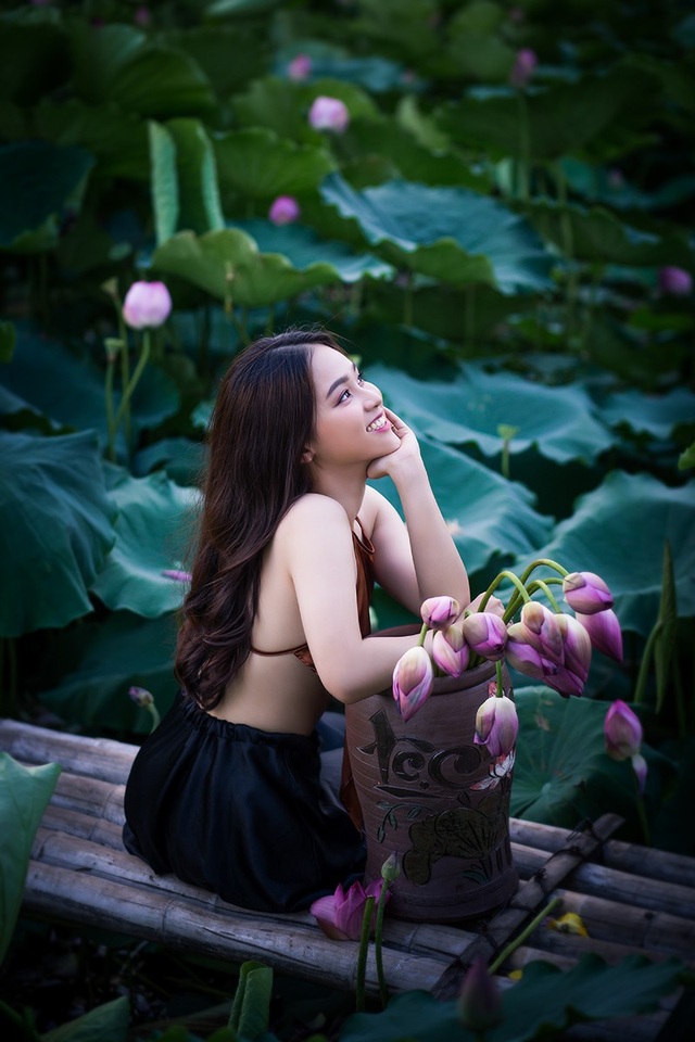 Thiếu nữ Hà Nội khoe vai trần gợi cảm bên hoa sen - 11