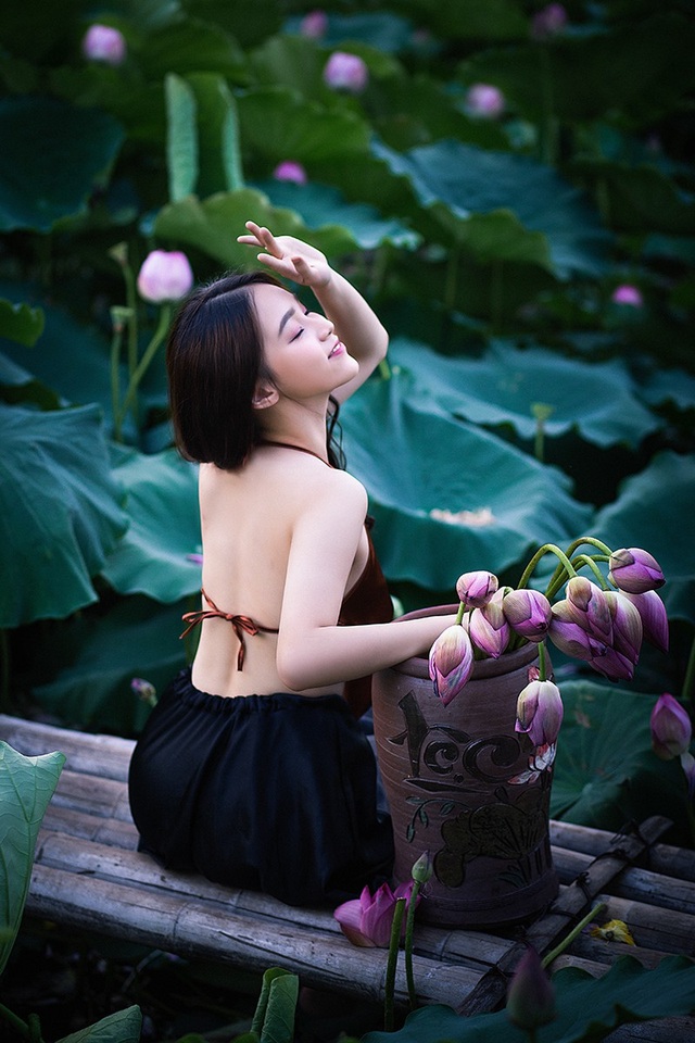 Thiếu nữ Hà Nội khoe vai trần gợi cảm bên hoa sen - 10 Thiếu nữ Hà Nội khoe vai trần gợi cảm bên hoa sen - 10