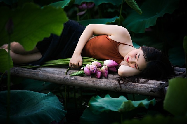 Thiếu nữ Hà Nội khoe vai trần gợi cảm bên hoa sen - 8 Thiếu nữ Hà Nội khoe vai trần gợi cảm bên hoa sen - 8