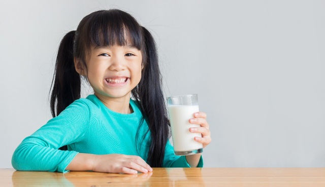 Chọn sữa tươi chuẩn của Hà Lan - 1 Với đầu vào được kiểm soát chặt chẽ theo tiêu chuẩn Châu Âu, Cô Gái Hà Lan cam kết mang đến nguồn sữa an toàn cho người dùng Việt