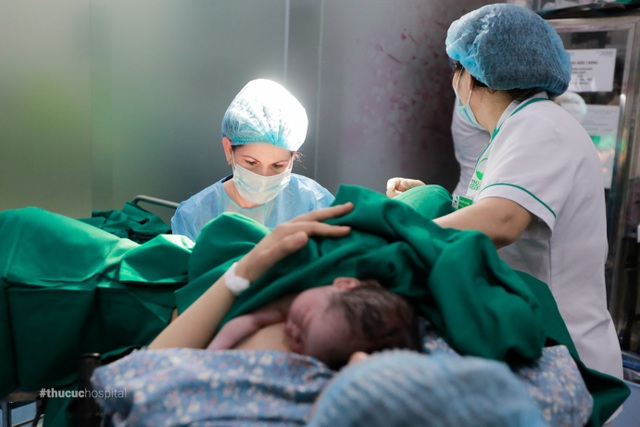 Tại bệnh viện ĐKQT Thu Cúc, mẹ sẽ được bác sĩ thực hiện khâu thẩm mỹ tầng sinh môn, hạn chế tối đa việc thay đổi kích thước âm đạo sau sinh