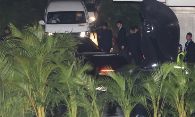 Ảnh “tự sướng” của ông Kim Jong-un gây “bão” mạng - 2 Đội cân vệ của ông Kim Jong-un bên ngoài khách sạn nơi ông lưu trú (Ảnh: Yonhap)