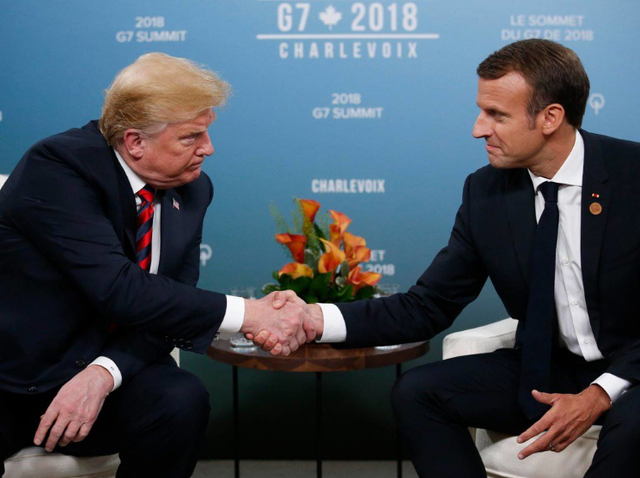Cái bắt tay gây chú ý giữa Tổng thống Mỹ - Pháp - 1 Tổng thống Trump và Tổng thống Macron bắt tay trong cuộc gặp tại thượng đỉnh G7 ở Canada (Ảnh: Sputnik)