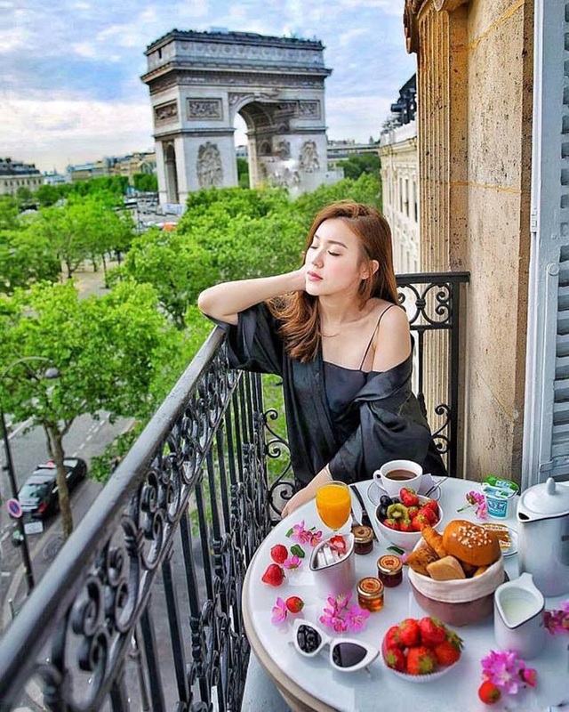 Kỳ nghỉ hè xa hoa ngút trời của tiểu thư nhà giàu Việt Nam - 2
Cô nàng vừa có kỳ nghỉ xa xỉ tại Paris (Pháp)