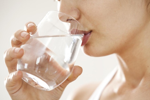 Uống nhiều nước có thể giúp kiềm chế cơn đói.