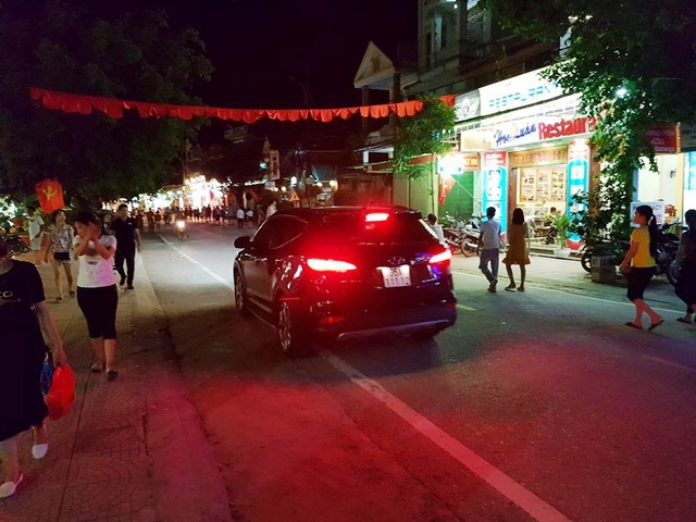 Du khách thất vọng tràn trề phố đi bộ ở Tam Cốc - 8 Các loại ô tô nhởn nhơ trên đường, đi bất chấp làn đường nào.