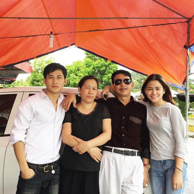 Anh trai diễn viên Vượng “râu” bất ngờ nổi tiếng vì bức ảnh đẹp trai thời trẻ - 4 Một số hình ảnh về gia đình chú Minh